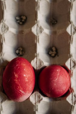 Kırmızı paskalya yumurtaları