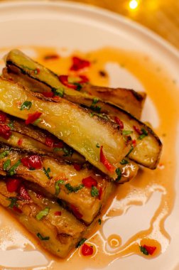 Lezzetli ızgara balık, sebze, biber, soğan sosu ve baharat..