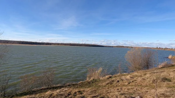 美しい大きな湖と青い空 — ストック写真