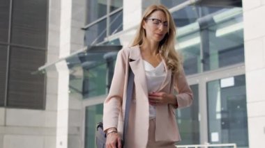 Mutsuz bir kadın mide ağrısı çekiyor. Önemli bir olaydan önce gergin olduğu için ağrısı var.