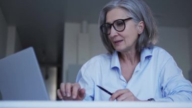 Amerika 'ya vize alan kişilerin listesinde adını bulan kıdemli bir kadın.