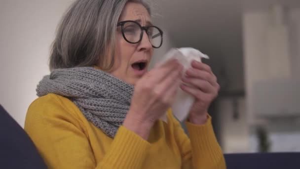 Wanita Dewasa Yang Tidak Sehat Meniup Hidungnya Duduk Sofa Dibungkus — Stok Video