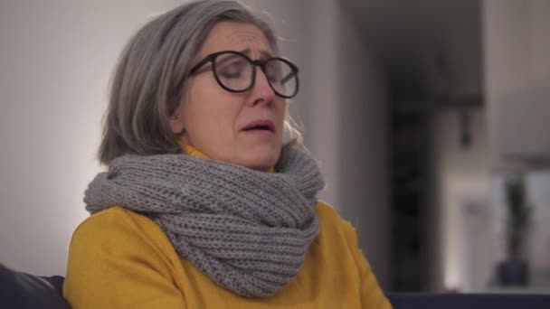 Seniorin Niest Und Pustet Die Nase Und Leidet Unter Saisonaler — Stockvideo
