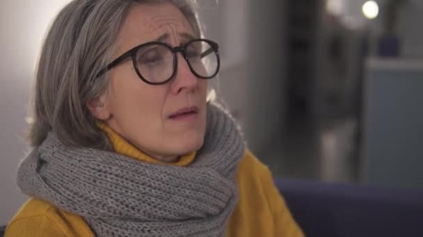 Grauhaarige Frau Niest Pustet Nase Papiertaschentuch Steckt Sich Infektionen — Stockvideo