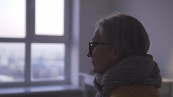 Нездоровий Засмучений Жінка Самотньо Сидить Лікарняному Палаті Дивиться Вікно — стокове відео