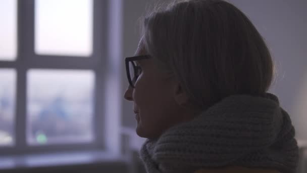 Femme Seule Assise Dans Une Pièce Sombre Vide Mauvaise Qualité — Video