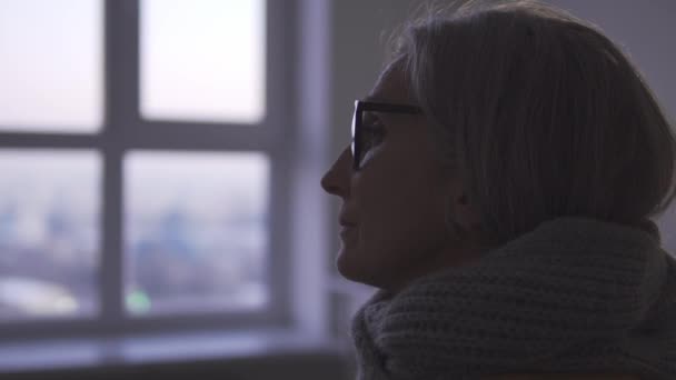 Mujer Enferma Trastornada Sentada Habitación Mirando Ventana Hogar Ancianos Viviendo — Vídeos de Stock