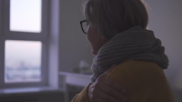 Einsame Reife Frau Die Mit Trauer Umgeht Weiß Von Schlechter — Stockvideo