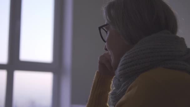 Зріла Нездорова Жінка Страждає Самотністю Дивлячись Вікно Думаючи — стокове відео