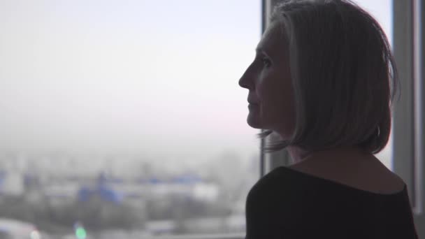 Femme Bouleversée Regardant Fenêtre Attendant Petit Ami Qui Est Retard — Video