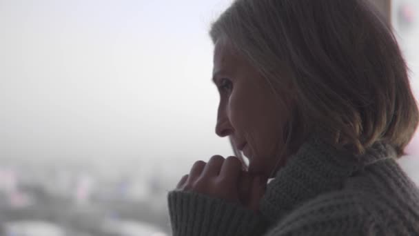 Глубоко Расстроенная Седовласая Женщина Глядя Окно Знает Неизлечимой Болезни — стоковое видео