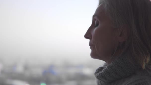 忧心忡忡的女人试图站在窗边做艰难的决定 — 图库视频影像
