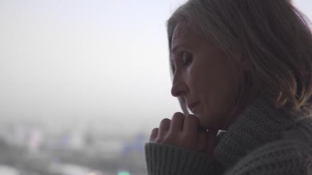 Frustrerad Mogen Kvinna Gömmer Ansiktet Ärmarna Och Gråter Hopplös Situation — Stockvideo