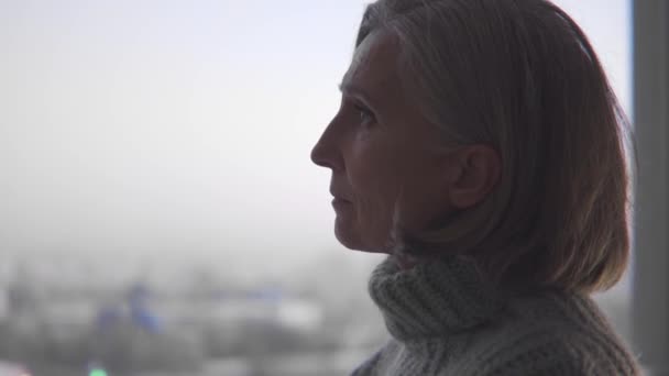 在陌生的国度里 一头灰白头发的老太婆独自站在那里躲避战争 — 图库视频影像