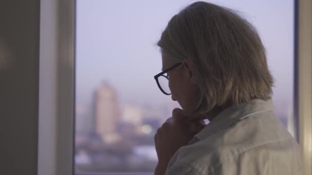 Женщина Врач Смотрит Окно Грустью Заботится Тяжелобольном Пациенте — стоковое видео
