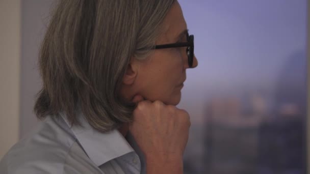 Старша Нещасна Жінка Сірим Волоссям Стоїть Біля Вікна Відчуває Дискомфорт — стокове відео