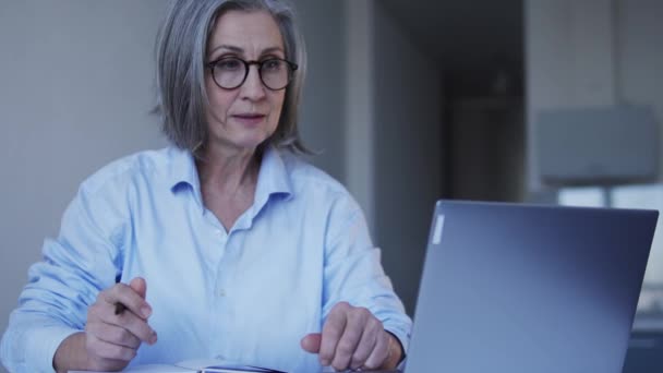 Kvinnlig Sekreterare Hålla Affärer Korrespondens Bärbar Dator Göra Anteckningar Till — Stockvideo