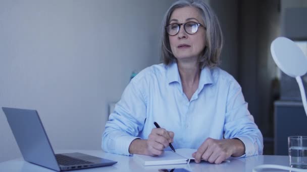Starší Žena Editor Dělat Plán Práce Psaní Její Myšlenky Notepadu — Stock video