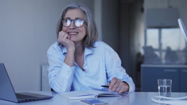 Mujer Feliz Emocionada Soñando Sonriendo Lugar Trabajar Positividad Oficina — Vídeo de stock