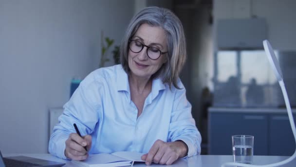 Mujer Madura Concentrada Escribiendo Una Carta Firmando Una Tarjeta Felicitación — Vídeos de Stock