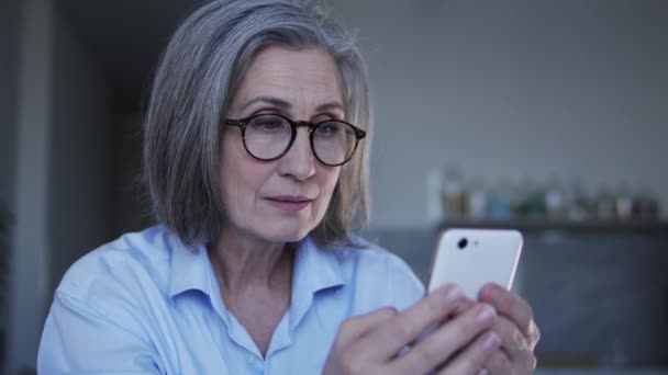 Зрелая Женщина Очках Читающая Смс Спамом Шокированная Информацией — стоковое видео