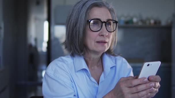 Starší Žena Brýlích Čtení Book Smartphone Pocit Bolesti Hlavy Tření — Stock video