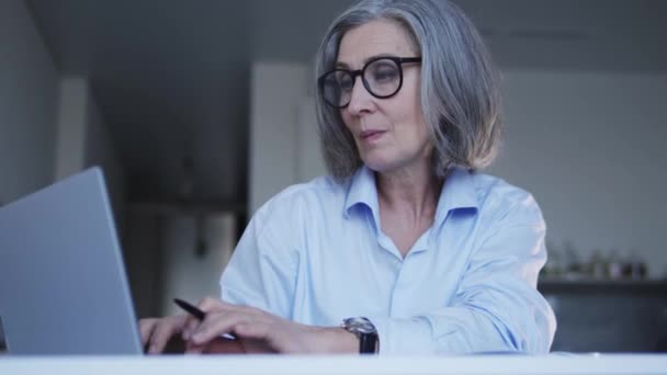 Старша Жінка Соціальний Громадський Менеджер Який Працює Ноутбуці Домашнього Офісу — стокове відео