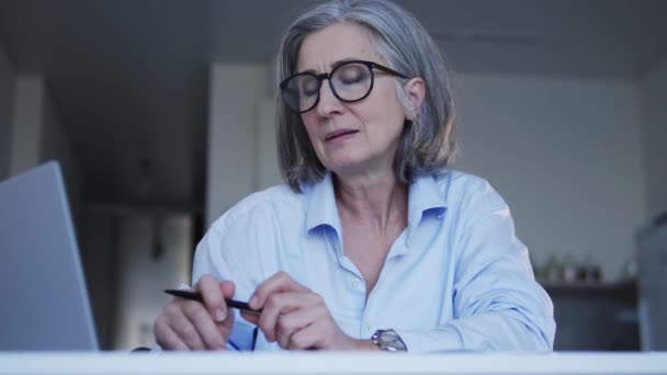 Starší Žena Operace Analytik Výzkumu Pracuje Notebooku Shromažďování Tlumočení Souborů — Stock video