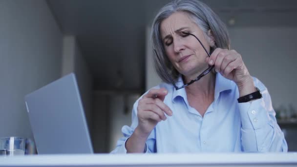 Senior Mujer Pelo Gris Tomando Anteojos Empezando Trabajar Ordenador Portátil — Vídeos de Stock
