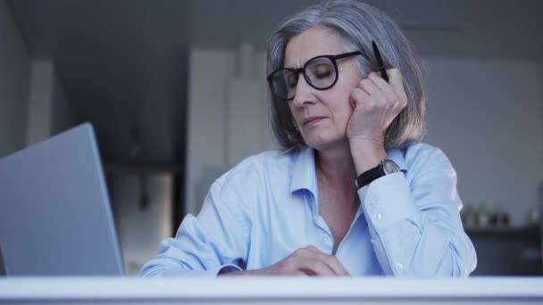 Unavená Přepracovaná Žena Velkých Brýlích Usínající Při Pohledu Displej Notebooku — Stock video
