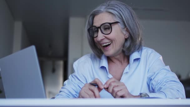 Seniorin Mit Stylischer Brille Freut Sich Aufrichtig Checkt Informationen Laptop — Stockvideo