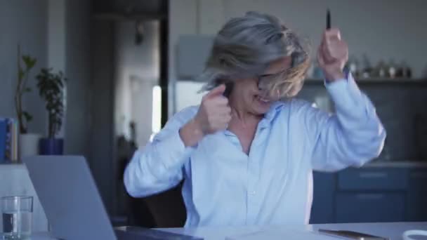 Extremamente Animado Mulher Madura Balançando Cabeça Acenando Cabelo Mãos Móveis — Vídeo de Stock