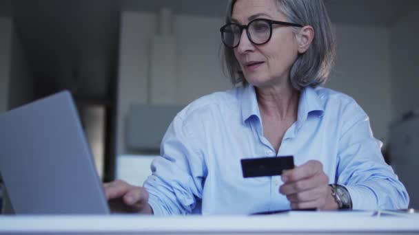 Senior Vrouw Voert Creditcardnummer Laptop Registreert Bankapp — Stockvideo