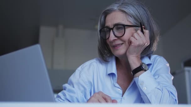 Geschäftsfrau Liest Mails Auf Laptop Und Lächelt Und Erhält Lustige — Stockvideo