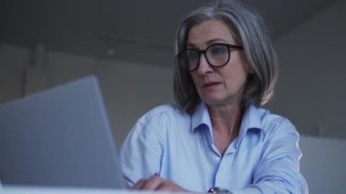 Gri saçlı olgun bir kadın göğsünde ani bir ağrı hissediyor. Ev bilgisayarında çalışıyor. Kalp krizi ya da felç riski var.