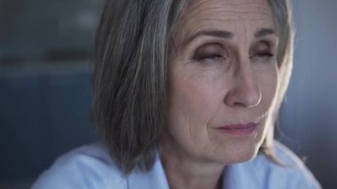 Olgun kadın hemşire Tanrı 'ya dua ediyor, tüm hastalarına sağlık diliyor, inanç.