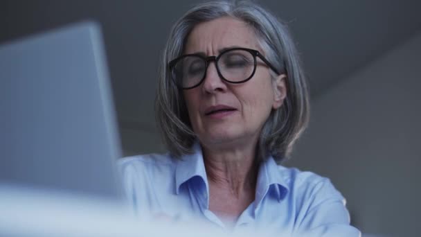 Старшая Женщина Чувствует Головную Боль Работая Ноутбук Домашнем Офисе Эмоциональное — стоковое видео