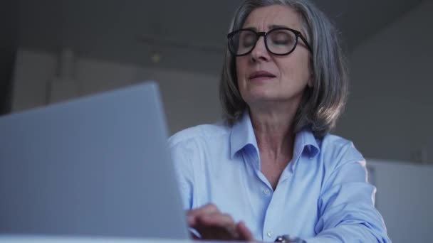 Mulher Perturbada Tocando Dor Pescoço Sentindo Dor Durante Trabalho Laptop — Vídeo de Stock