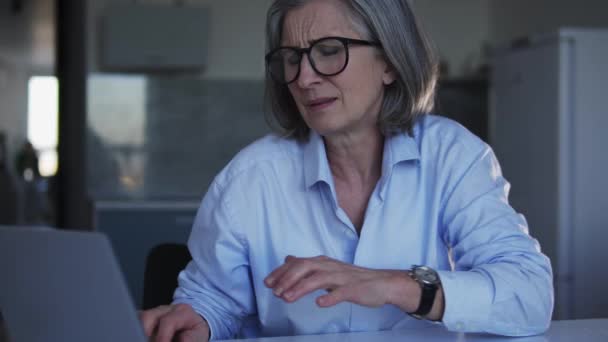 Erschöpfte Reife Frau Spürt Schmerzen Der Brust Während Der Arbeit — Stockvideo