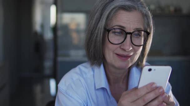 Zvědavá Starší Žena Stylovými Šedými Vlasy Aktivně Psala Smartphone Zveřejňovala — Stock video