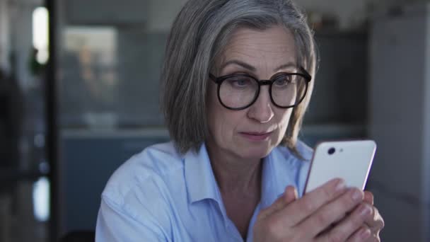 Пожилая Женщина Менеджер Интернет Магазина Чате Раздраженными Клиентами Смартфоне — стоковое видео