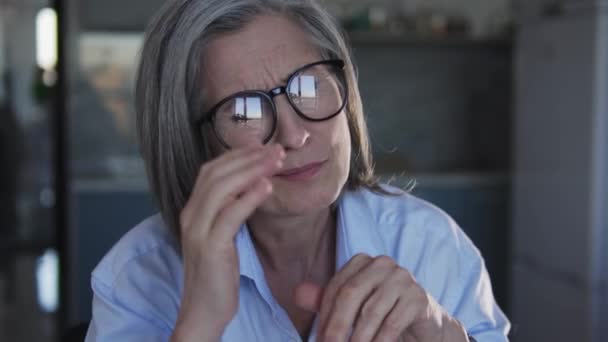 Upprörd Kvinna Känner Plötslig Skarp Smärta Huvudet Migrän Attack Känslomässig — Stockvideo
