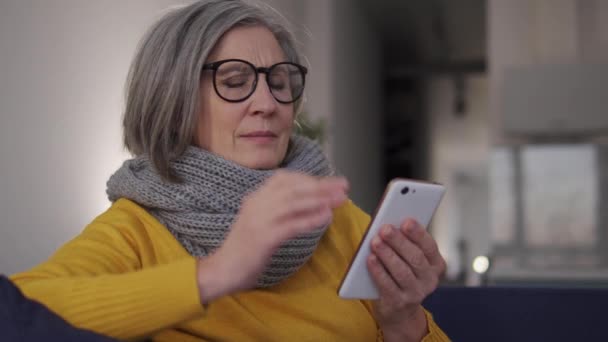 Rijpere Grijs Harige Vrouw Voelt Hoofdpijn Kijken Smartphone Display Vermoeidheid — Stockvideo
