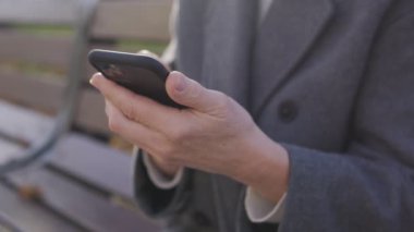 Üst düzey kadın akıllı telefondan bakiyesini kontrol ediyor kolay bankacılık başvurusu