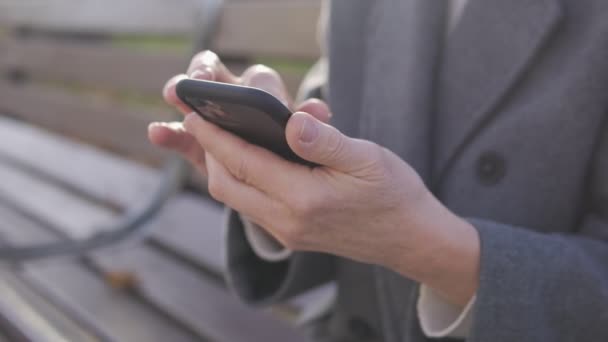 Mulher Adulta Digitando Smartphone Inserindo Número Para Ligar Enviar Mensagens — Vídeo de Stock