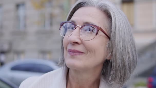 Senior Kvinna Glasögon Inspektera Distrikt Område Vill Köpa Fastigheter — Stockvideo