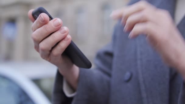 女人们在智能手机上拨打电话号码 叫出租车 用女性的手拍特写 — 图库视频影像