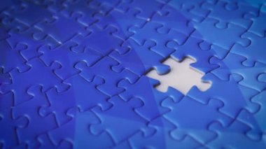 Yakın plan el, eksik parçayı yapbozun içine yerleştirmek, başarılı iş stratejisi kavramı, yeni bir başlangıç gelişimi, kâr ve iş büyümesinin artması