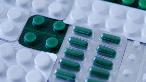 Verschillende Witte Groene Tabletten Liggen Roterende Tafel Willekeurige Medicijnen Uit — Stockvideo