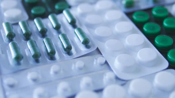 Wiele Zielono Białych Tabletek Tabletek Blistrach Farmaceutycznych Stole Reforma Medyczna — Wideo stockowe